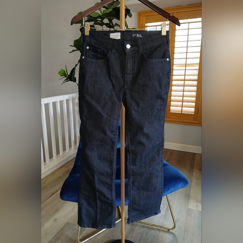 Pilcro Yaya Mid-Rise Straight Leg in Dark Wash. Size 27